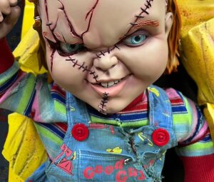 Chucky Wand-Skulptur 1/2 Bride of Chucky 22 x 23 x 38 cm