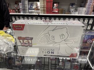Evoretro Acryl Display Case für Pokemon 151 UPC Box und Mega Charizard X UPC Box 23 x 39 cm
